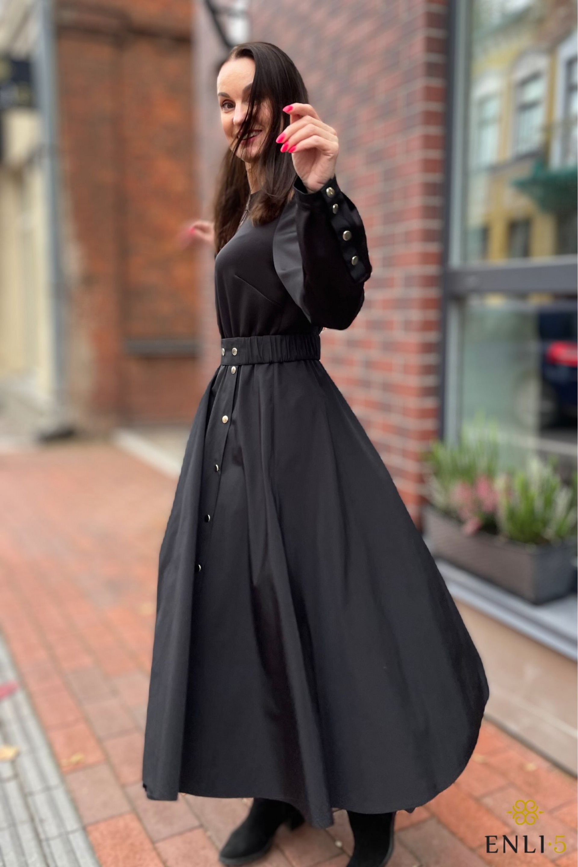 Juodos spalvos suknelė SAUDRA