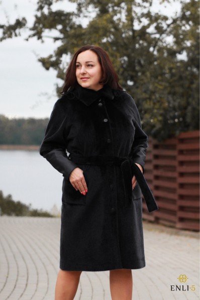 Juodas kailinis paltas su odinėm rankovėm